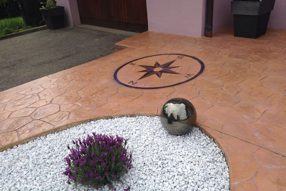 Brújula de hormigón impreso en el piso de una residencia. Brújula de hormigón impreso en el piso de una residencia.